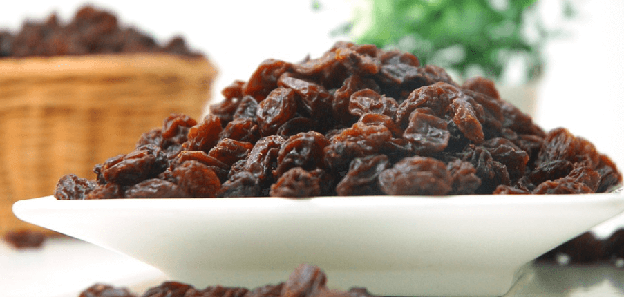 접시에 건포도가 가득 담겨 있다