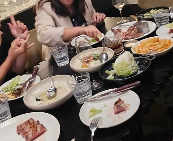 스테이크와 양상추 셀러드를 먹는 모습