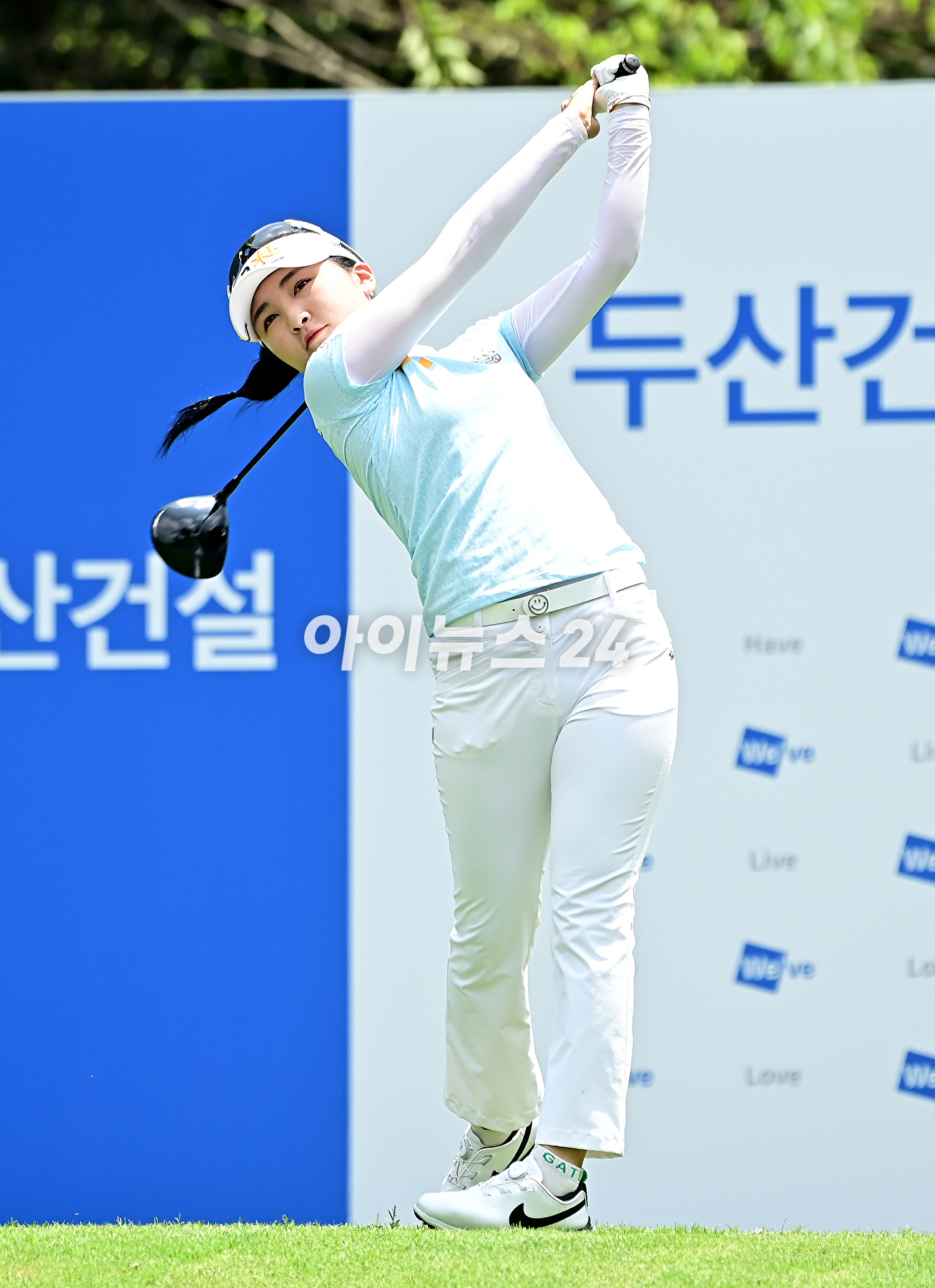 이예원은 13일 제주도 서귀포시에 있는 테디밸리 골프앤리조트(파72)에서 열린 KLPGA 투어 신설 대회 두산건설 위브 챔피언십(총상금 12억원) 최종합계 10언더파 206타로 김민선7과의 연장 첫 번째 홀에서 버디를 잡아내 우승을 확정했다.&nbsp;이예원이 우승 트로피를 들고 포즈를 취하고 있다. [사진=곽영래 기자]