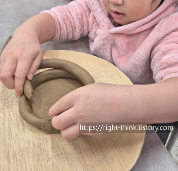 귀염둥이 우리둘째 토실토실 흙반죽 놀이