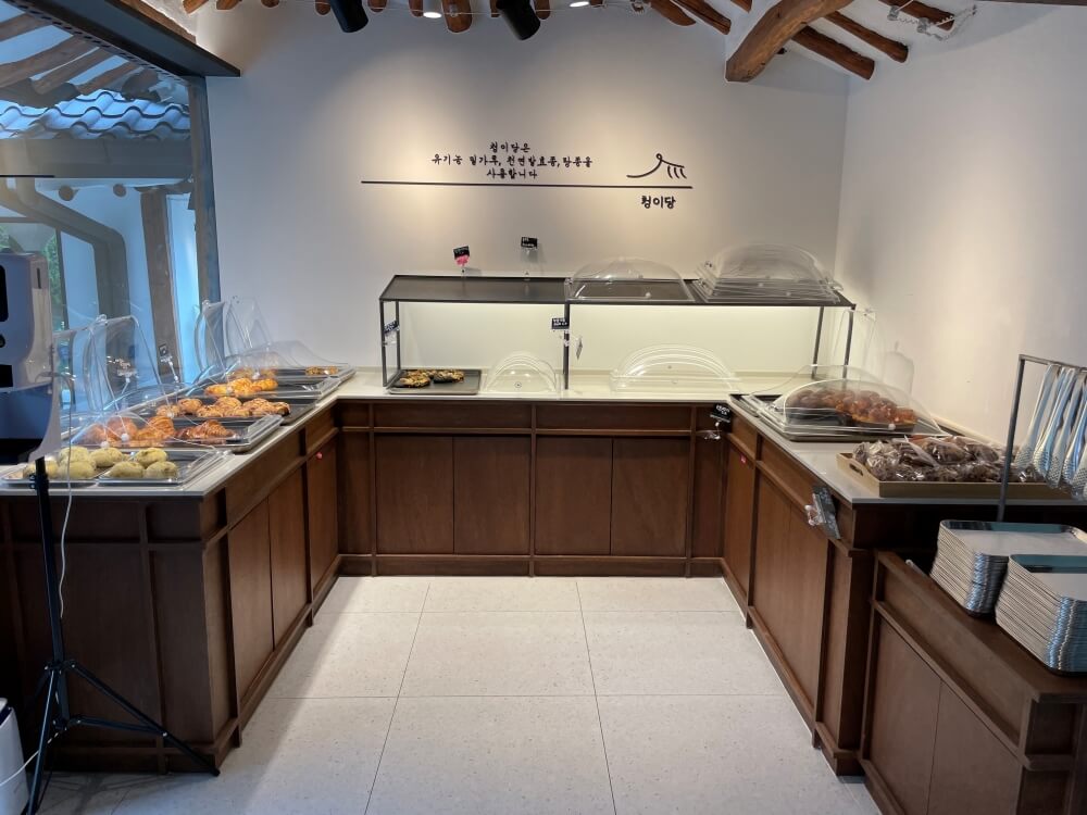 의왕-한옥-베이커리-카페-청이당-베이커리-진열대