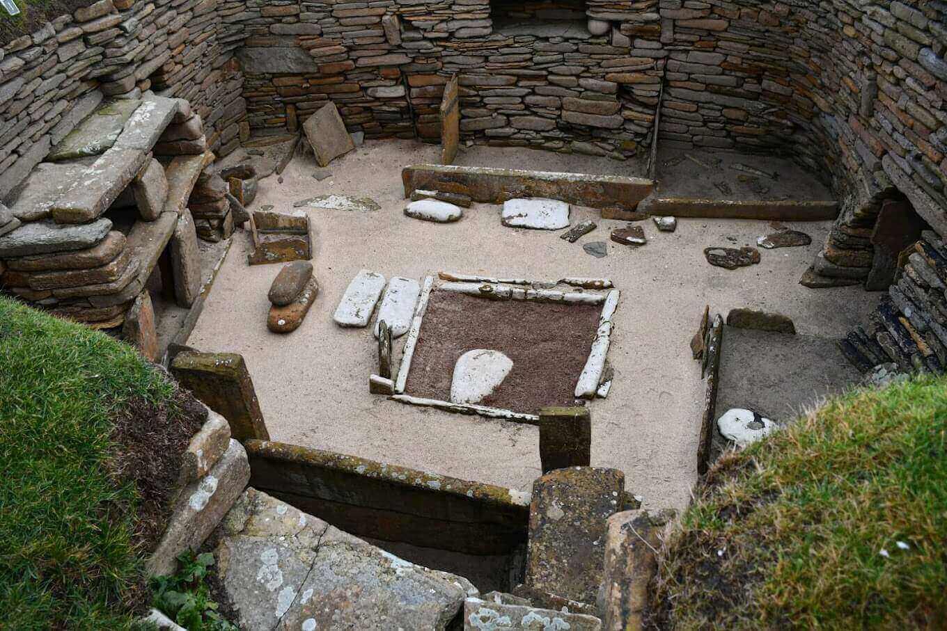 스카라 브레이의 또 다른 주거지 내부. 중심부에 의식용 시설로 보이는 구조가 남아 있다.