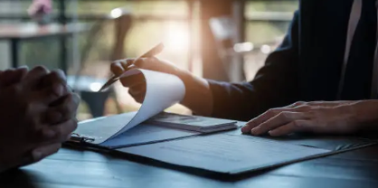 계약서 작성하는 모습