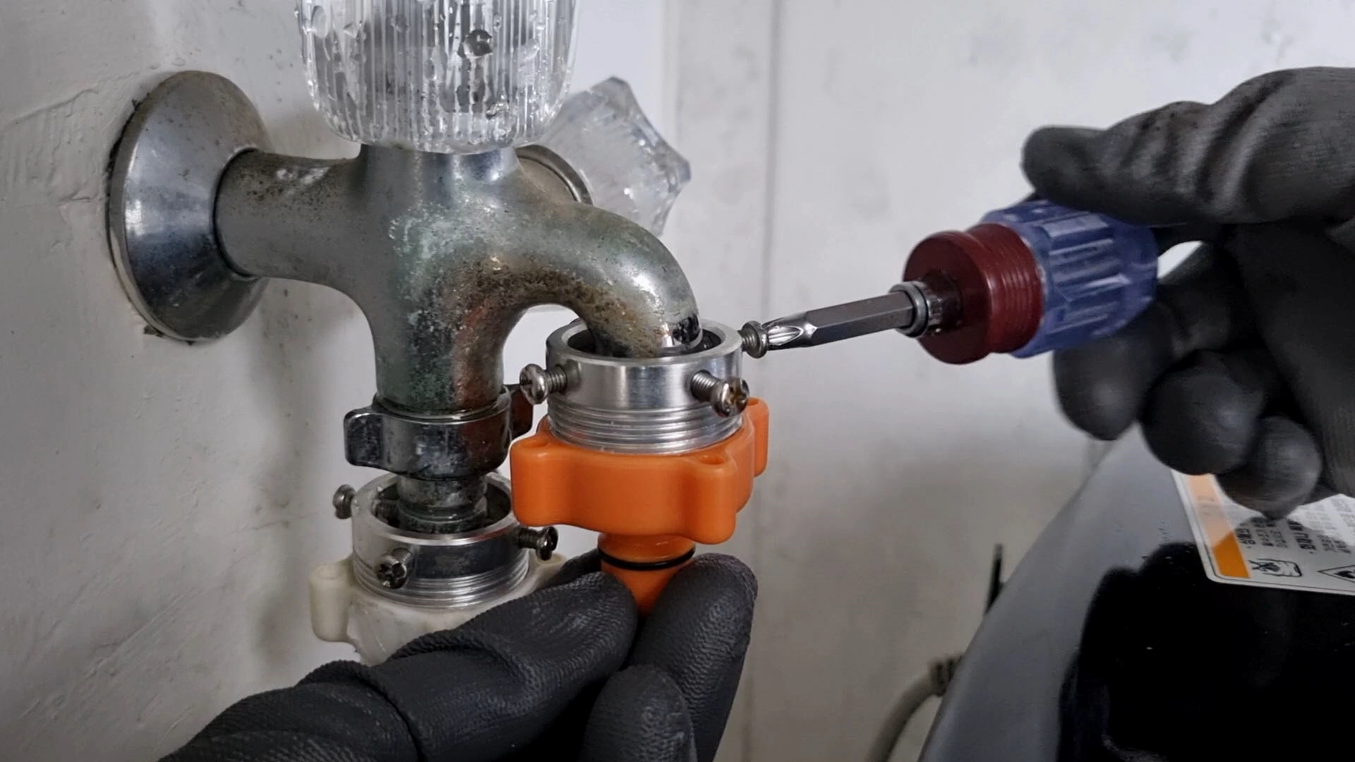 세탁기 호스 수도꼭지 연결 부품 고정 모습