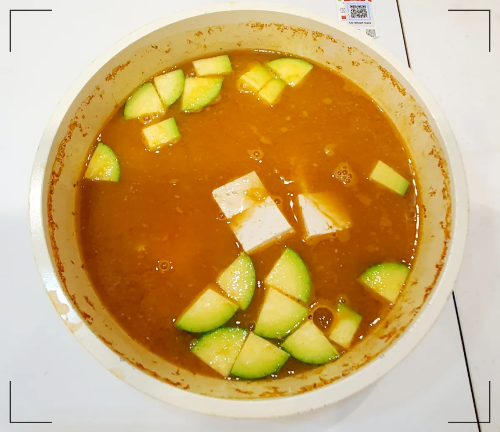 된장-풀고-단단한-야채-넣기