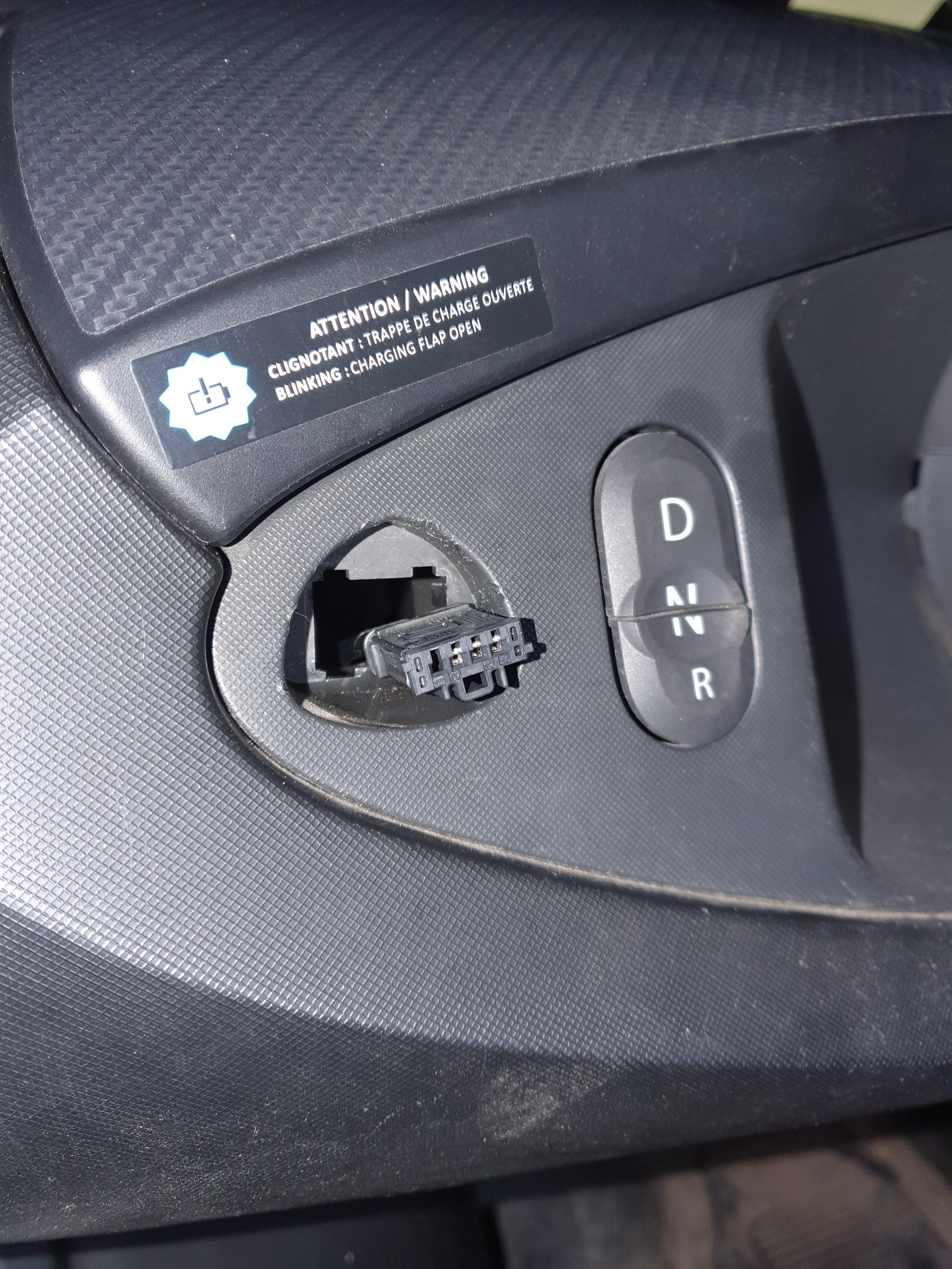 트위지 비상등 스위치 커넥터 모양2