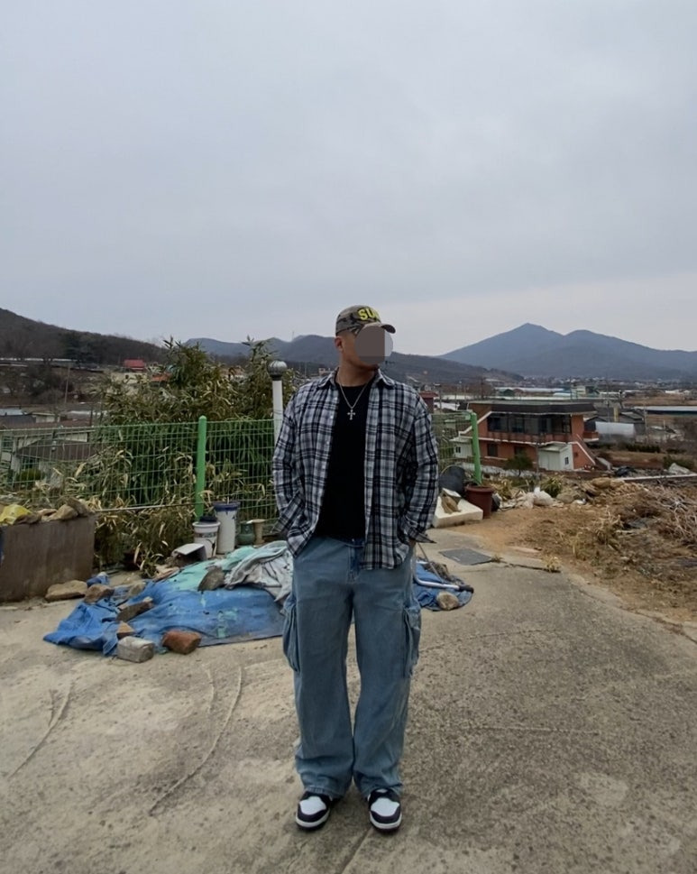 데일리룩('26. 3. 1.)블루썬플라워 SUN로고 카모볼캡, 스탠다드에러 87-STAN134 포켓체크셔츠, 무신사스탠다드 카고팬츠, 나이키 덩크로우 돌고래, 빈티지 십자가 목걸이, 무신사스탠다드 베이직 티셔츠