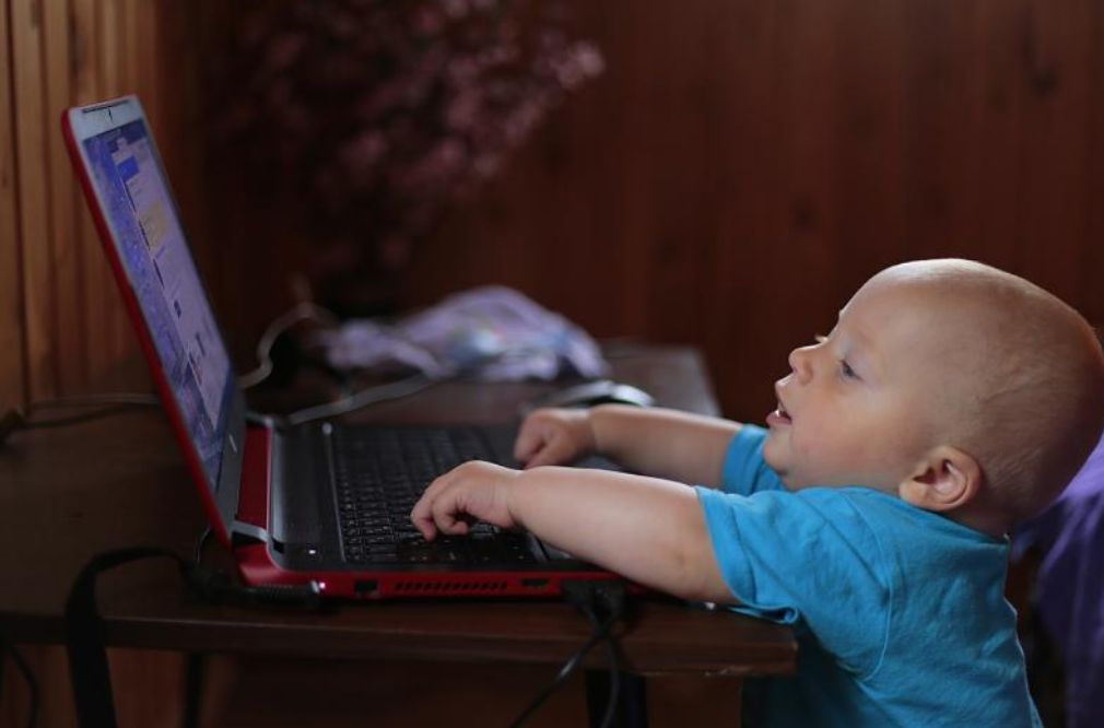 컴퓨터를 만지는 아기