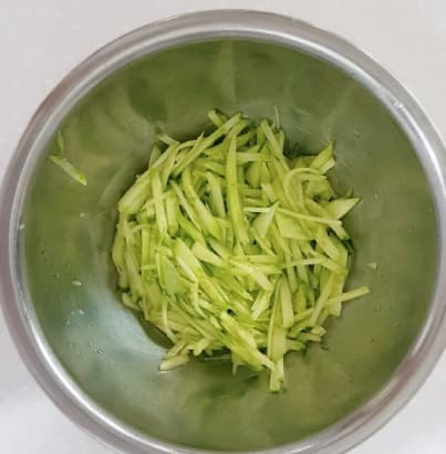 샌드위치 만들기 썰은 오이 사진