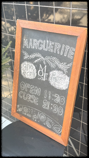 마가렛 Marguerite 외부 오픈.마감 안내판