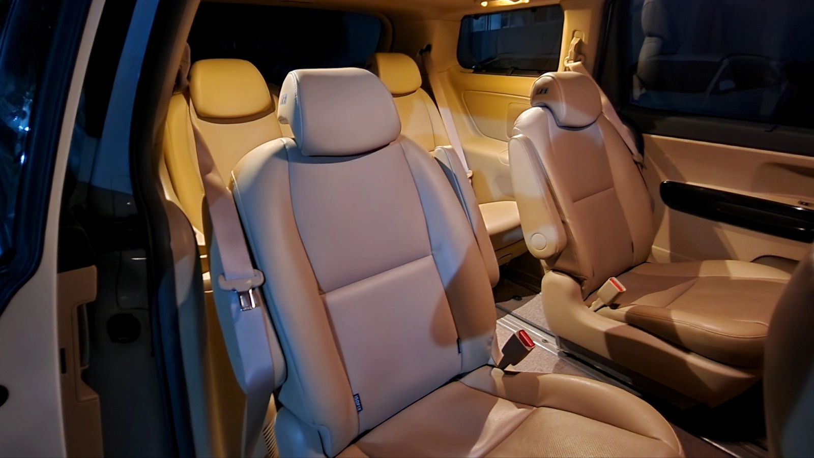 카니발 내부에 인테리어와 부속품이 엄청 많다.