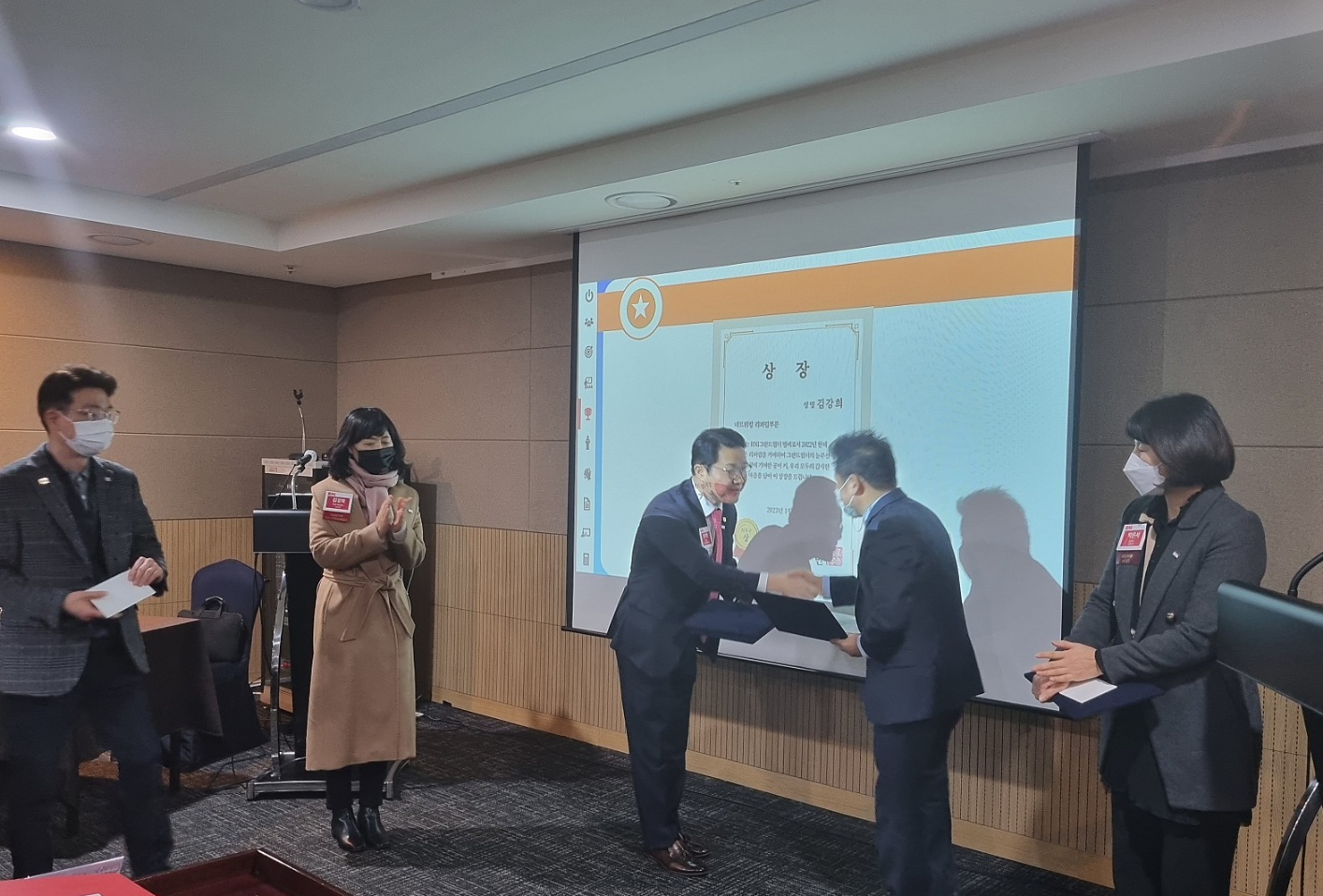 원투원왕 비거리전문가 임동현 대표님이 상장을 받고 있는 사진입니다.