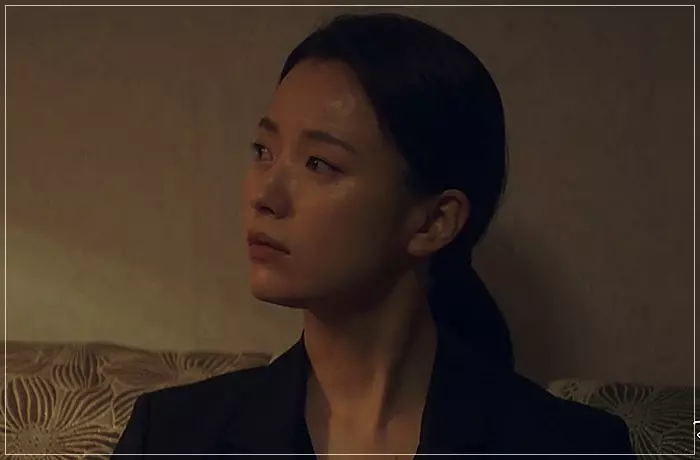 무빙-미현-밖을-처다-보고-있다