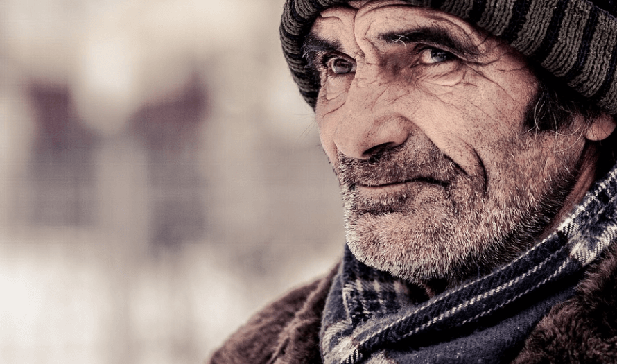 노화 방지에 좋은 음식을 알아보고 있는 노인이 서 있다