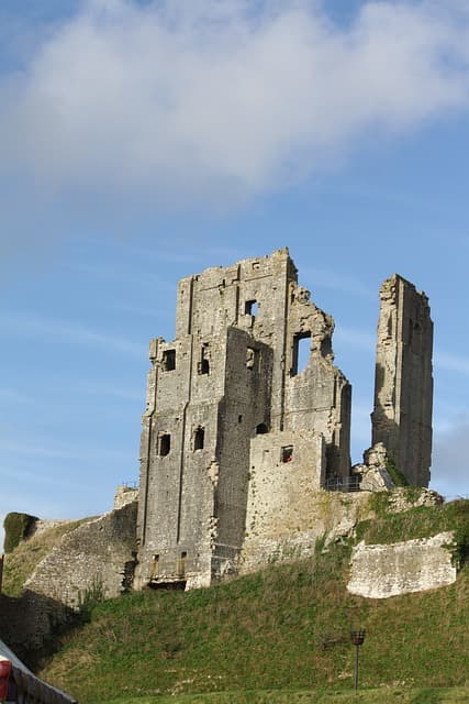 폐허가 된 성곽, 지역 축제의 새로운 무대로
