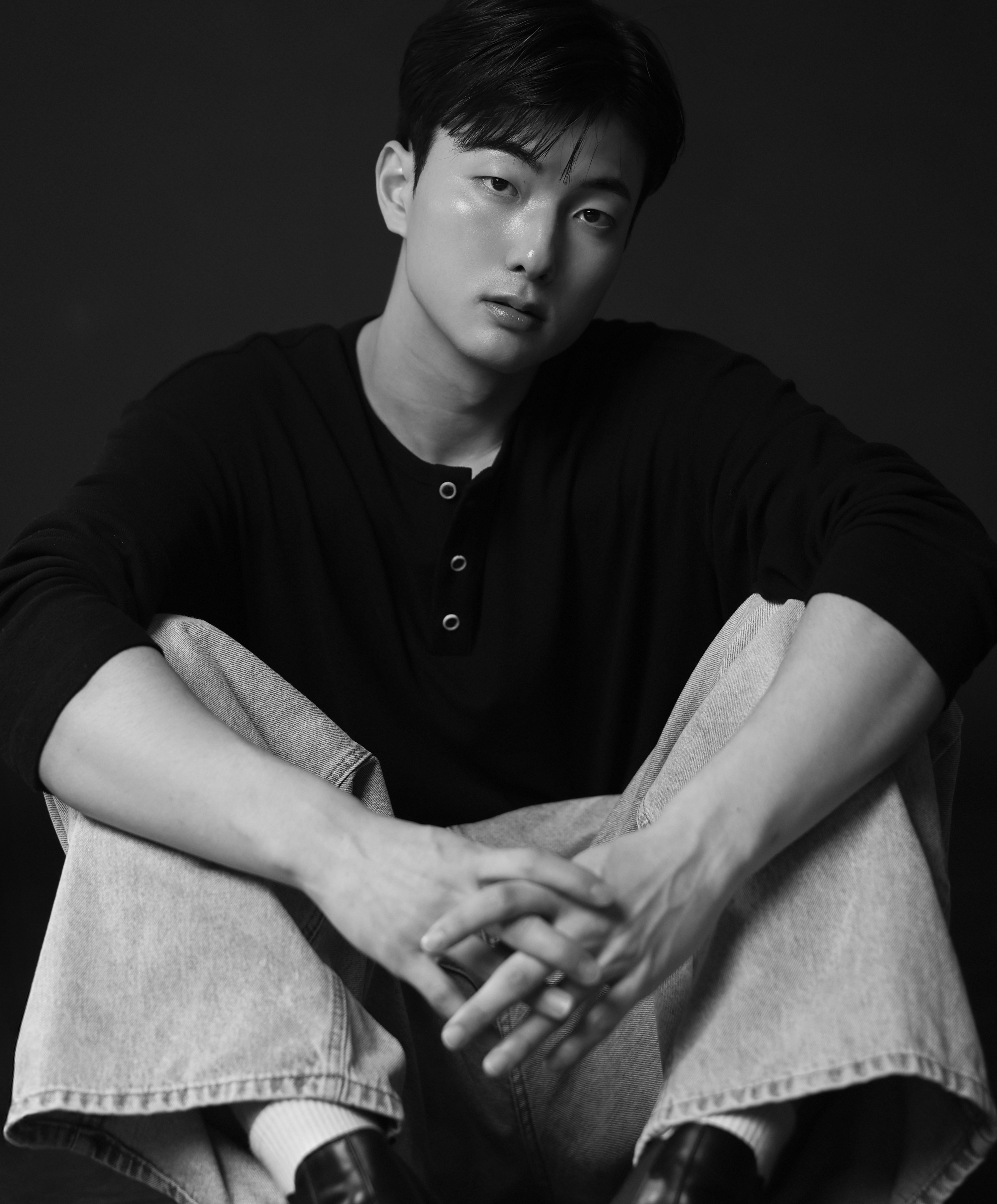 천안 프로필사진 순백스튜디오 — 남자 배우 프로필 사진 눈빛과 얼굴선이 살아 9