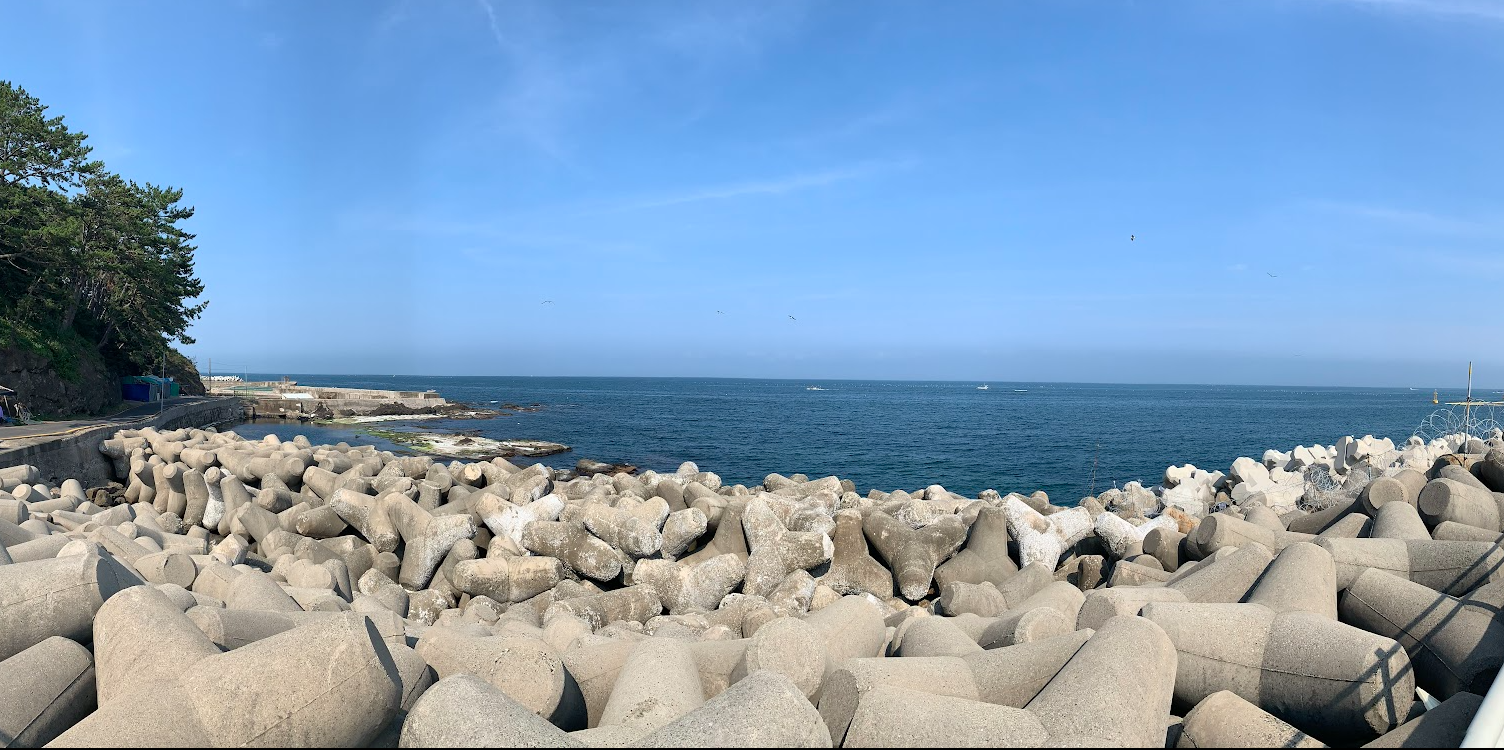 푸른 하늘과 방파제가 어울어진 동해안 바다