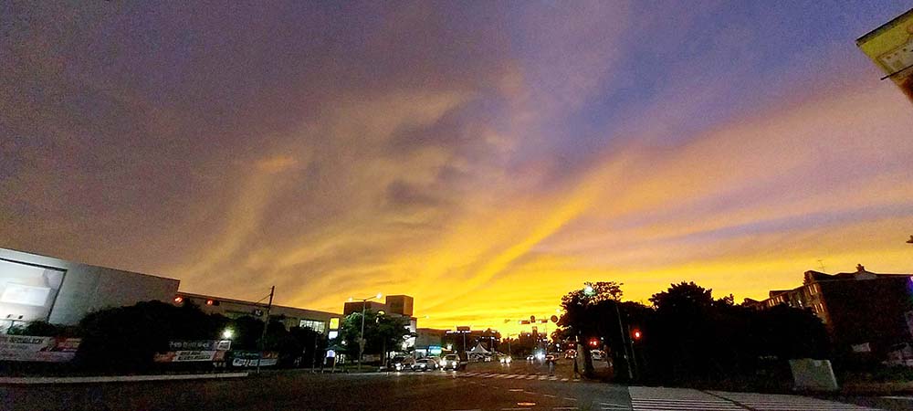 핏빛으로 물든 하늘 황혼