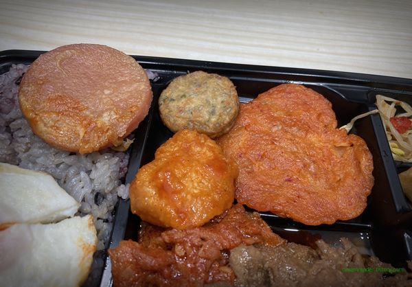 CU 편의점 백종원 제대로한판 백반한판 도시락 2023년 4월 반찬 구성(해물 잡체 완자, 치킨 너겟, 계란 옷 입은 통통 소시지, 알찬 김치전)