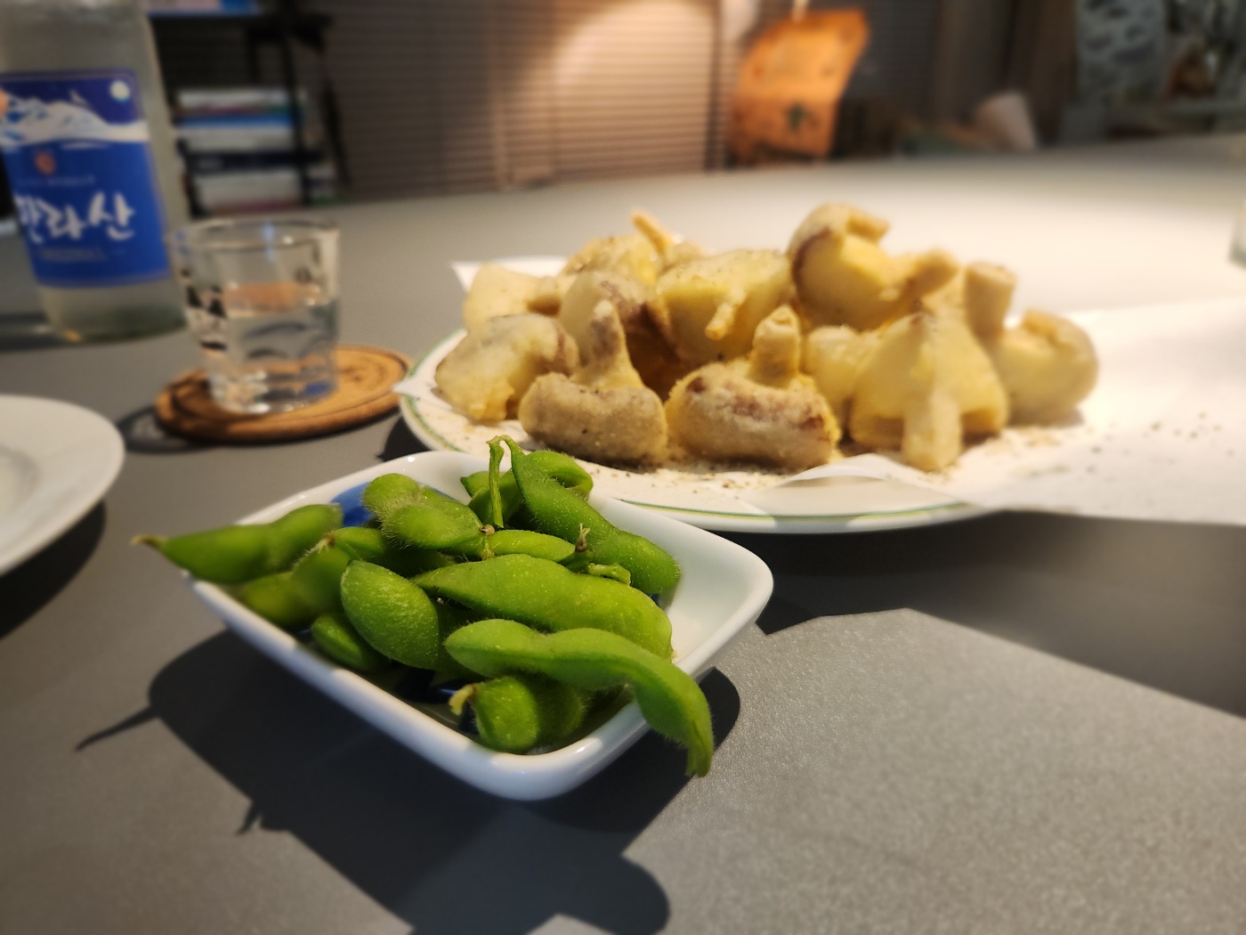 수분 없이 바삭하게 튀긴 표고버섯튀김과 풋콩