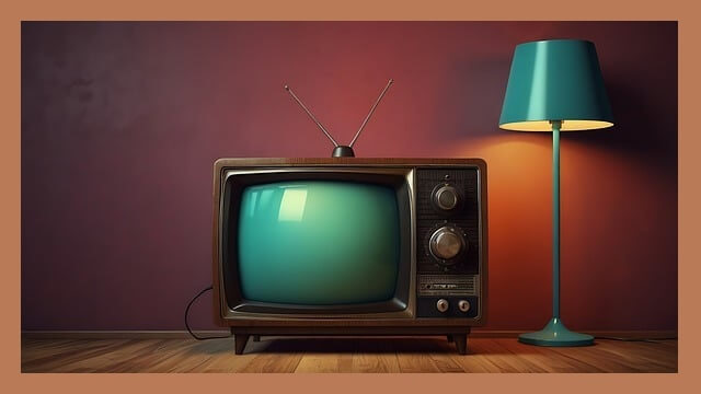 붉은-벽지-앞-TV