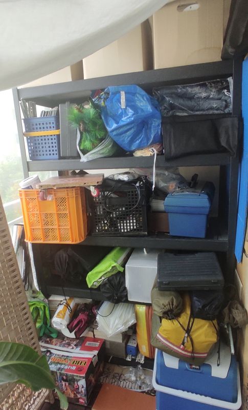 공구들 캠핑용품으로 가득찬 고릴라렉