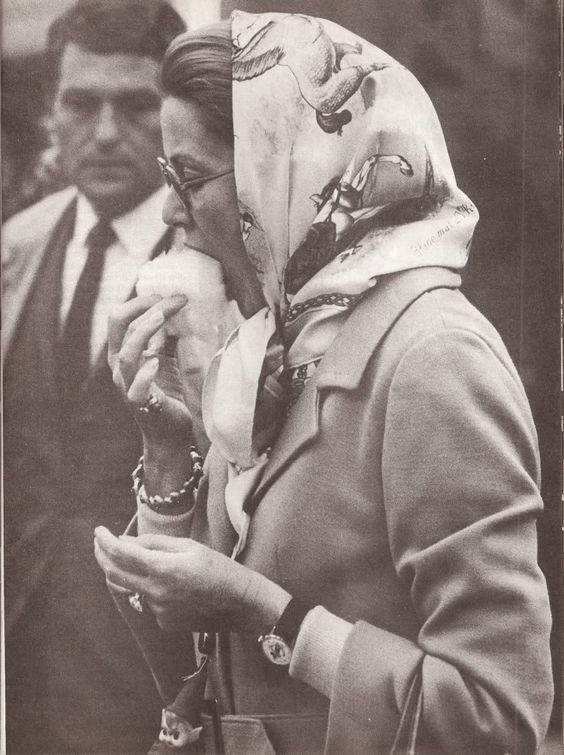 에르메스(Thierry Herm&egrave;s) 스카프를 두르고 있는 Grece Kelly