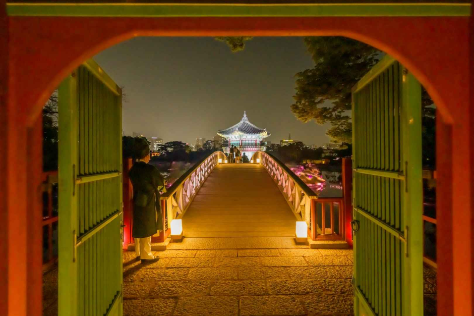 경복궁의 문이 열림