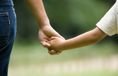 손을&nbsp;잡는&nbsp;부모&nbsp;자식