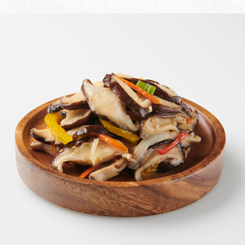 시장 속 신선한 8월 제철버섯