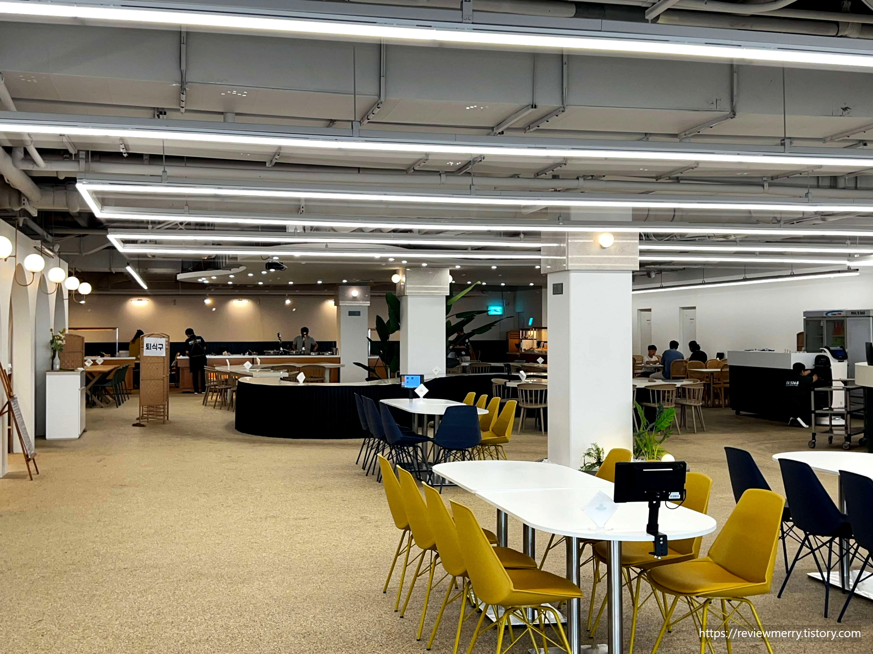 식당 내부테이블