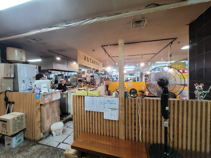 부타카레 주방 및 홀 테이블