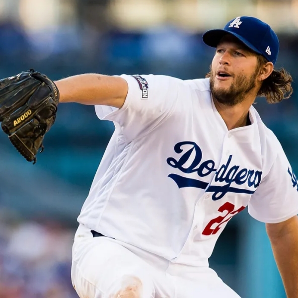 클레이튼 커쇼가 공을 던지고 있다