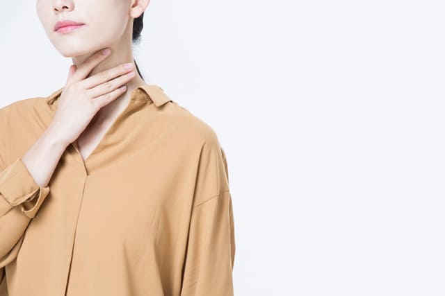 목 칼칼하면 코로나?...‘이 질환’ 의심해야