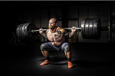 헬스장 소득공제 스쿼트 하고 있는 남자