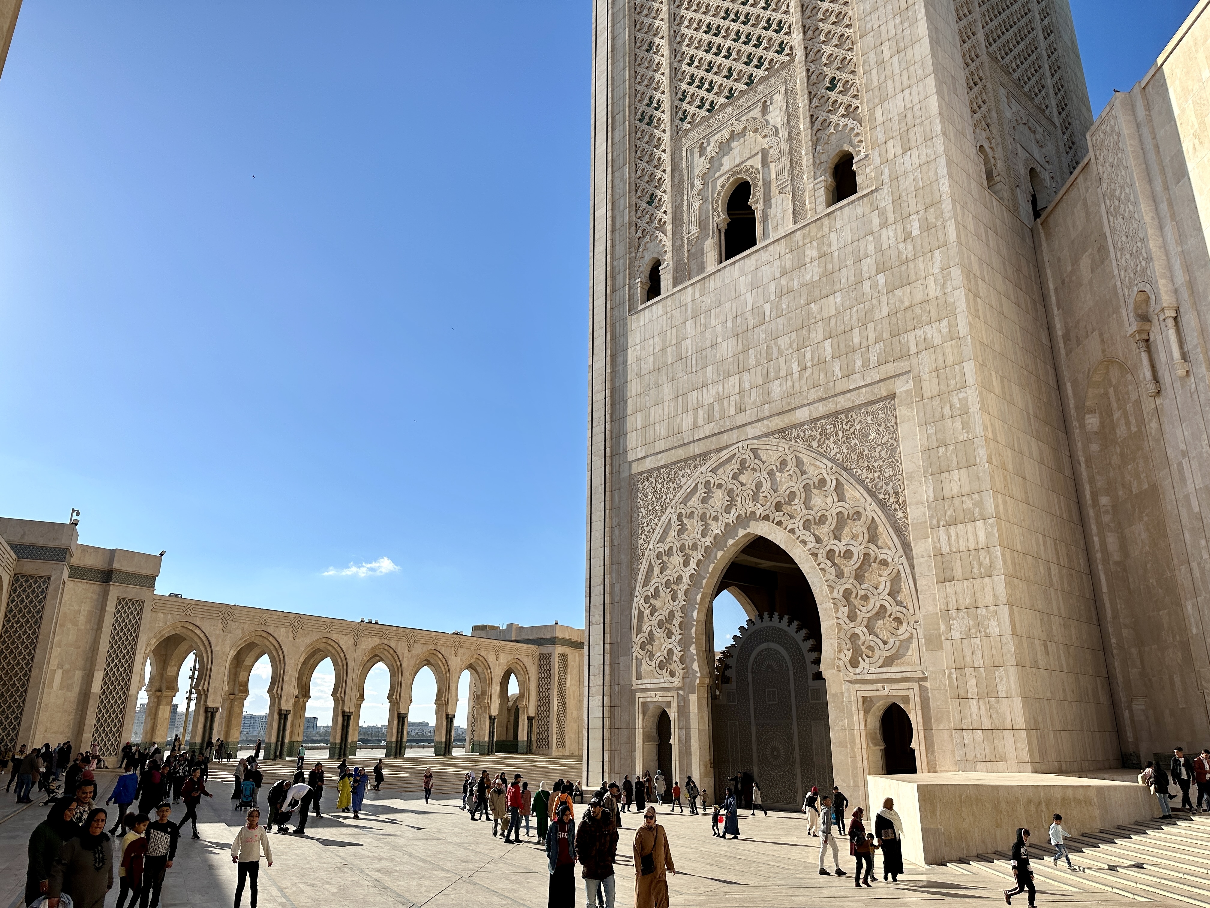 하산 2세 모스크 안뜰