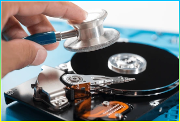 청진기로 하드 드라이브 확인 하드 드라이브 수리 및 서비스 개념