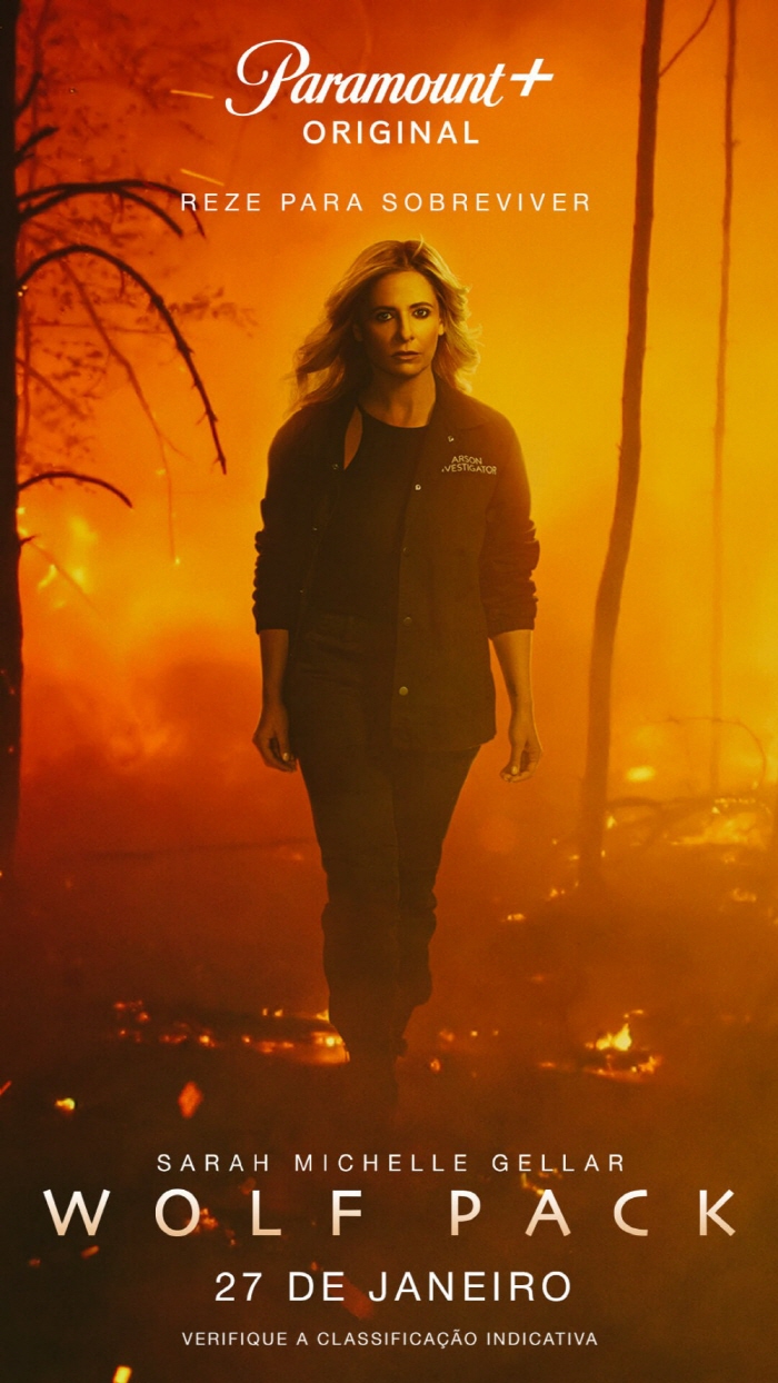 "Paramount+ 오리지널 시리즈 'Wolf Pack' 공식 포스터. 화재 현장을 배경으로, 어두운 분위기 속에서 강렬한 존재감을 드러내는 인물. 'Sarah Michelle Gellar'가 주연을 맡아 2023년 1월 27일 방영. 긴장감 넘치는 초자연적 스릴러 드라마!"