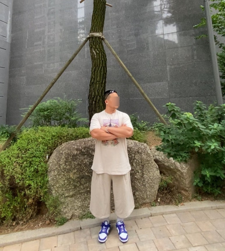 데일리룩('26. 8. 21.)오클리 선글라스 아이자켓 리덕스, 스탠다드에러 빈티지 피그먼트 티셔츠, 무신사스탠다드 버뮤다 팬츠, 나이키 양말, 나이키 덩크로우 레트로 화이트콩코드