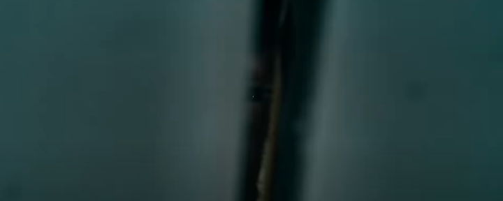 틈사이로보이는눈