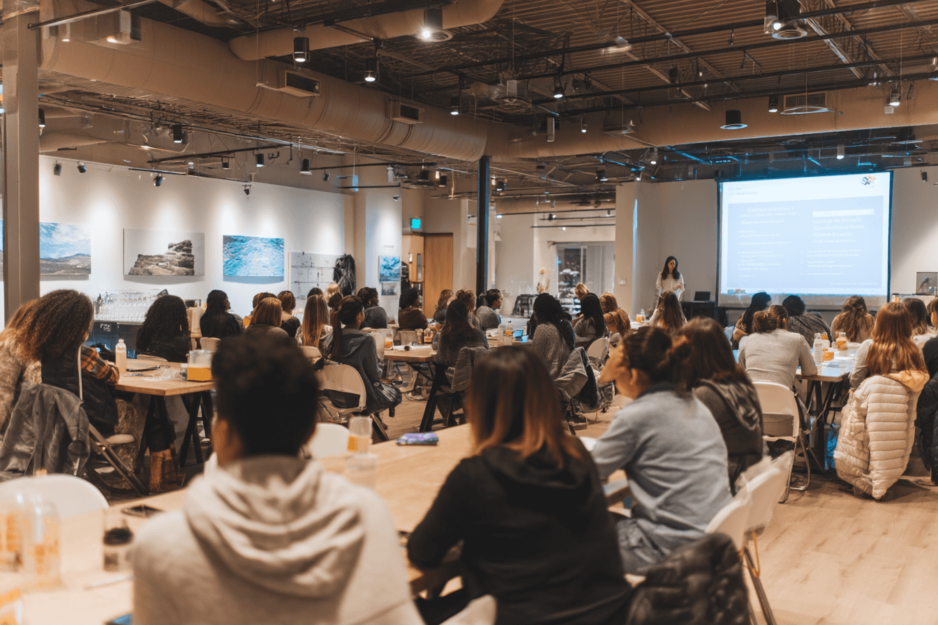 강의실에-모여있는-사람들