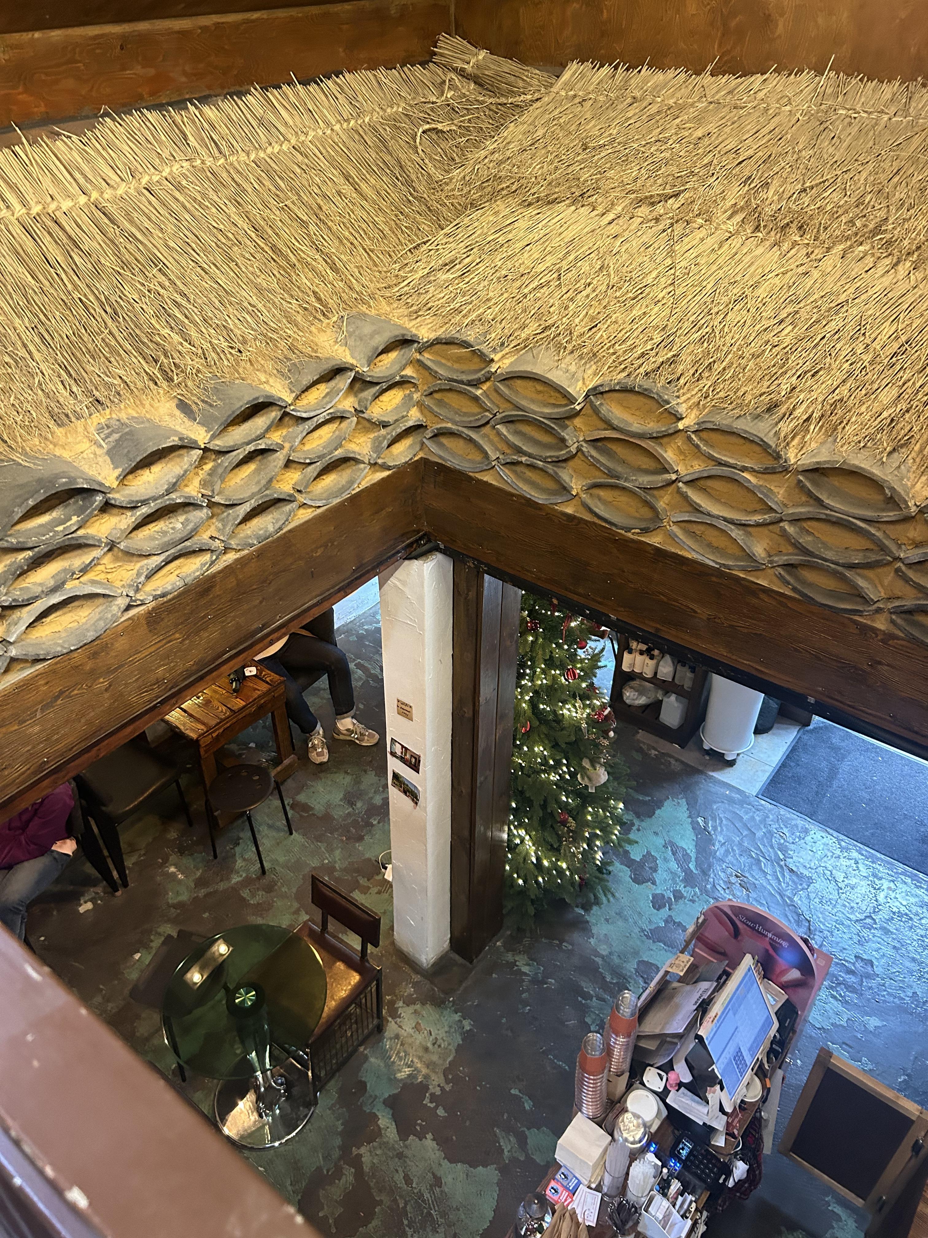 이층에서 내려다 본 까페 모습