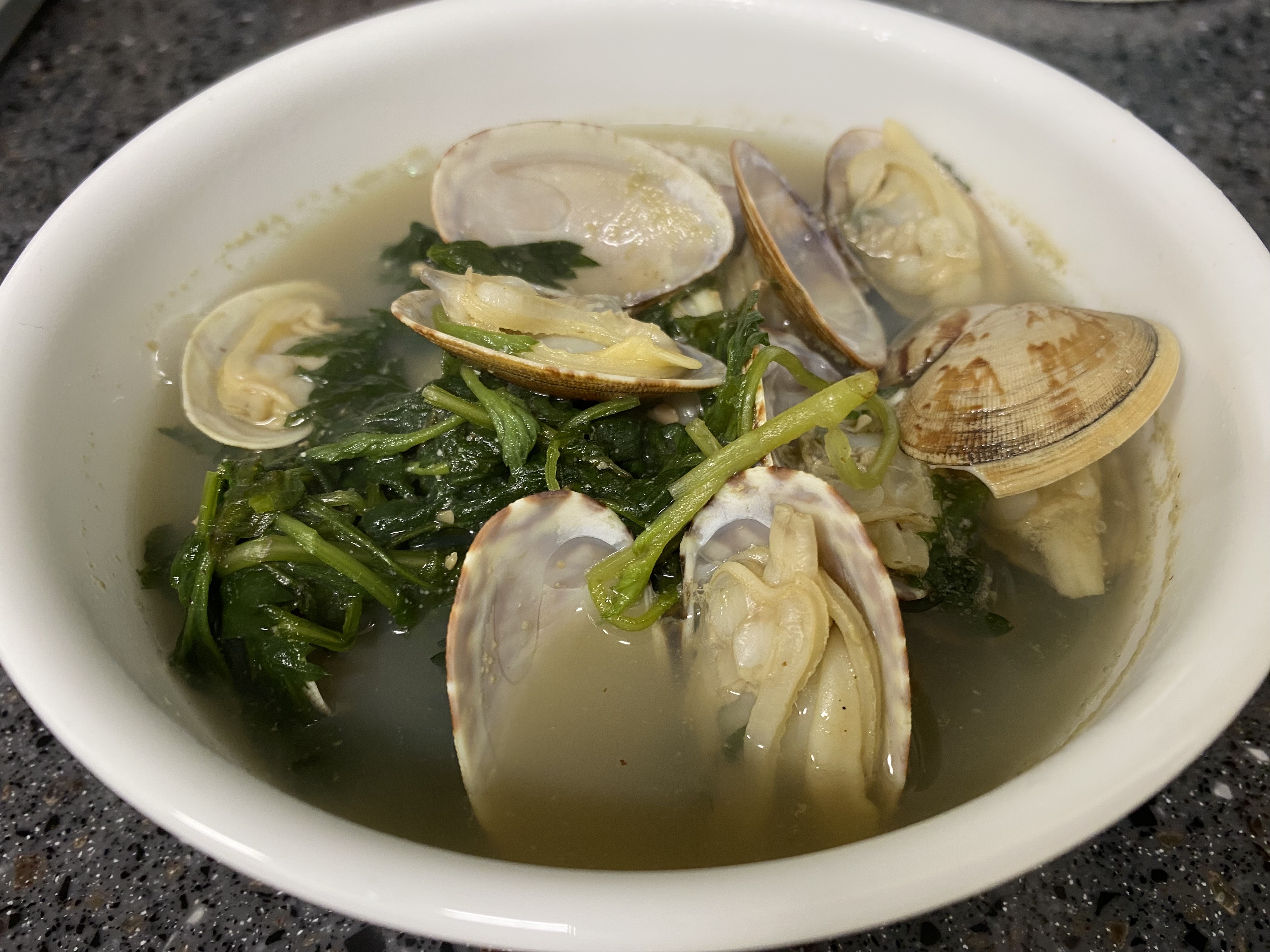 완성된 바지락 쑥 된장국