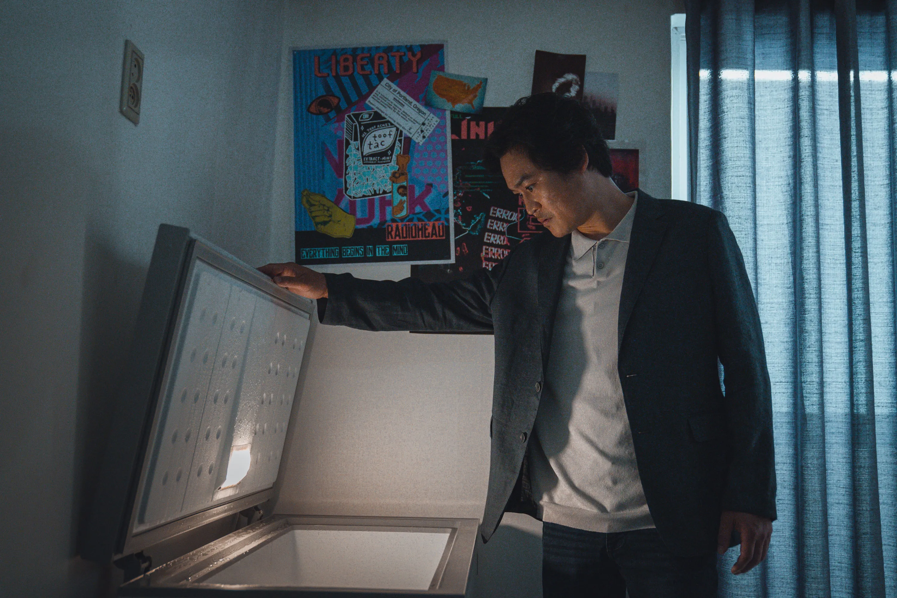 영화 타겟 시체를 확인하는 나형사