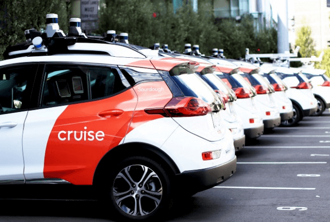 GM-cruise-자율주행차-여러대가-도로위에-주차-되어-있는-모습