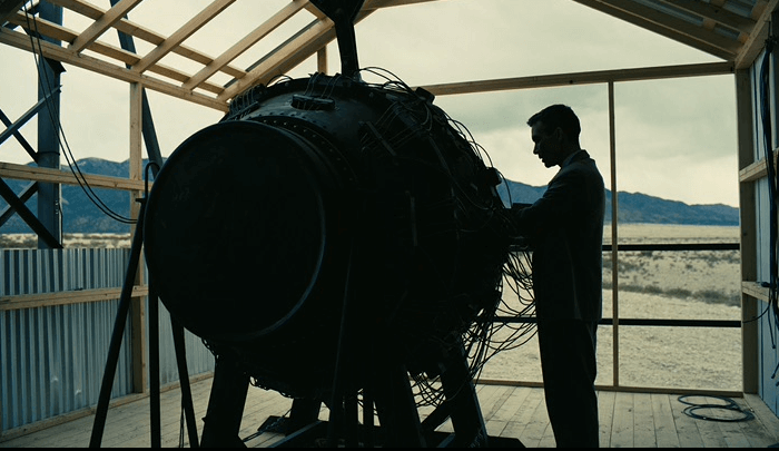 남자가 달걀모양과 비슷한 모양의 큰 물체를 만지고 있다.