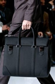 검은색-출장-가방을-손에-들고-걷고있는-남자