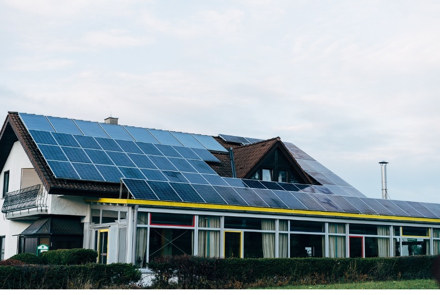 건물 지붕 위 태양광 사진