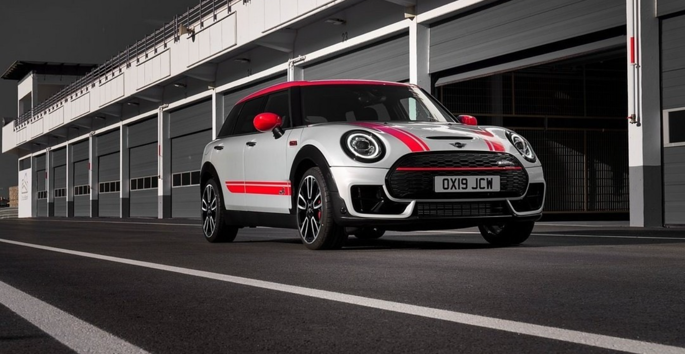 2024 미니 클럽맨 JCW, 강력한 성능과 스포티한 디자인의 조화