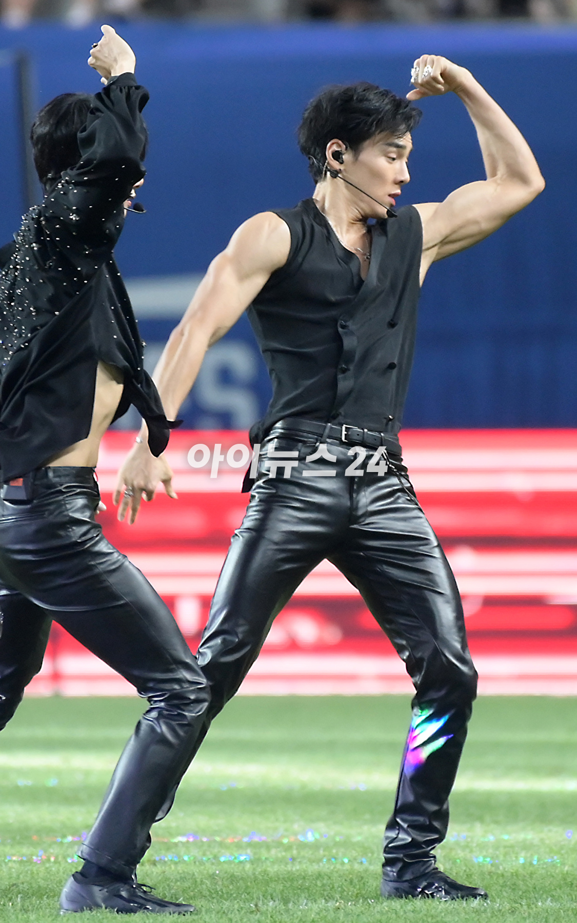 27일 서울 마포구 서울월드컵경기장에서 열린 쿠팡플레이 시리즈 1차전 팀 K리그와 아틀레티코 마드리드의 경기에서 몬스타엑스 유닛 셔누X형원이 멋진 무대를 선보이고 있다. [사진=정소희 기자]